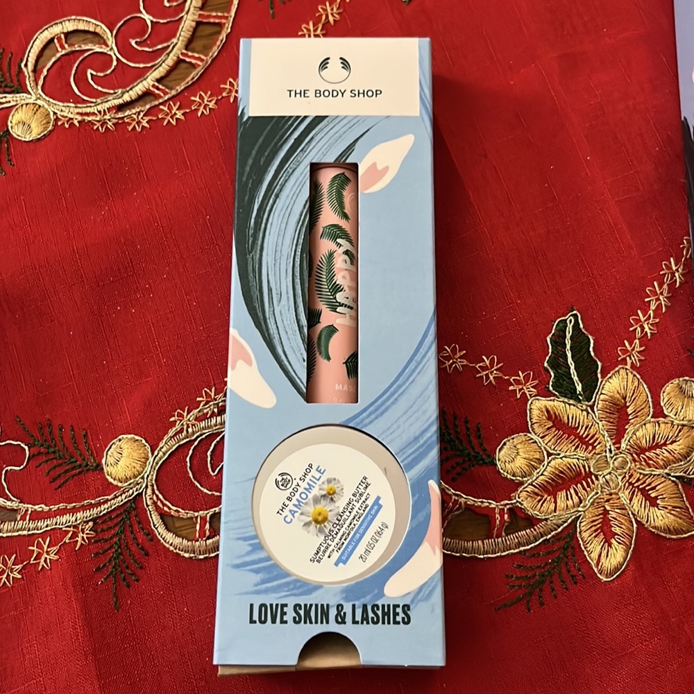 The Body Shop Makeup Gift Set- Mascara & Skin Cleaner Duo. All in one.